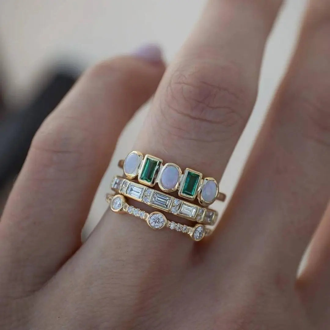 Irina | Vintage Ring mit weißen und grünen Opalen für zeitlose Schönheit