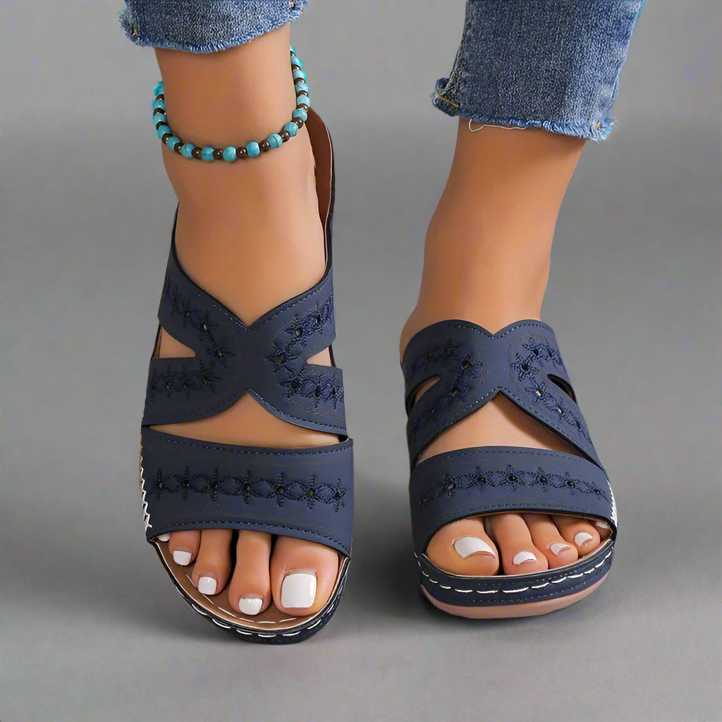 Grethilda | Elegante Sandalen mit Kristallschnalle