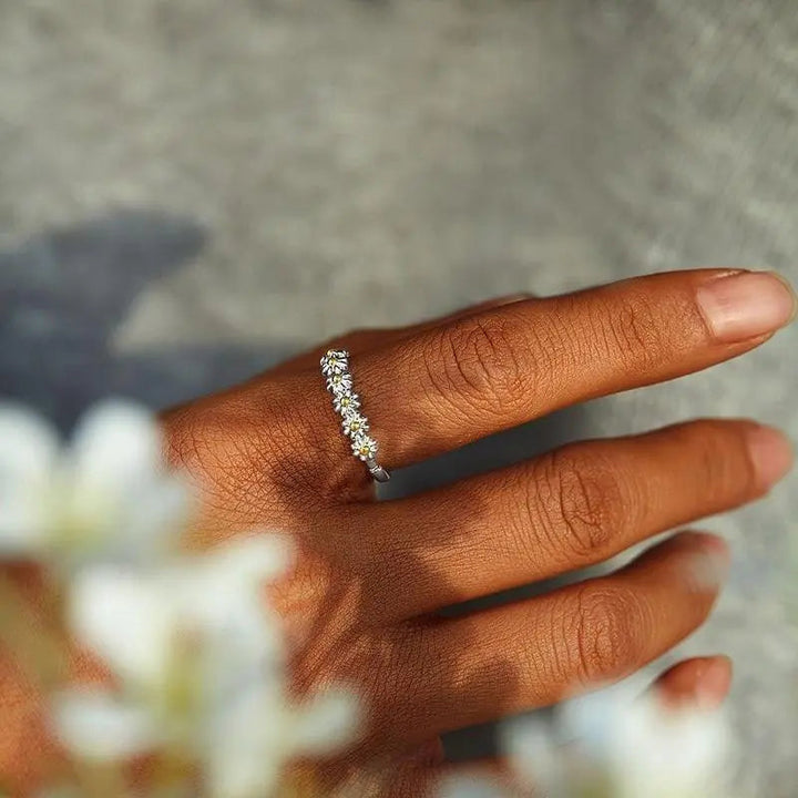 Bianca | Verstellbarer Silber Ring mit Handgemalten Enamel Gänseblümchen