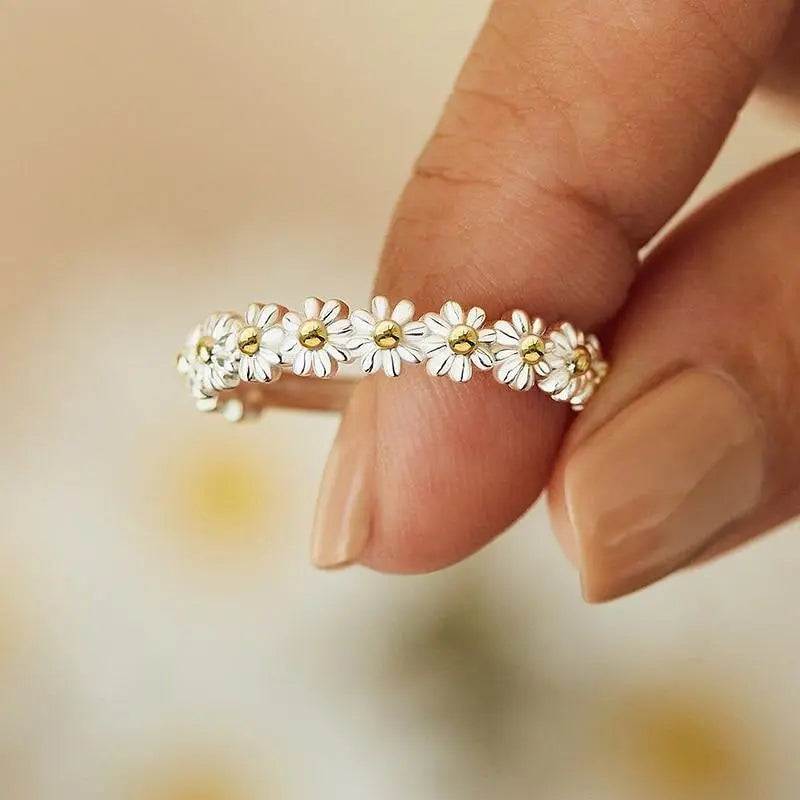 Bianca | Verstellbarer Silber Ring mit Handgemalten Enamel Gänseblümchen