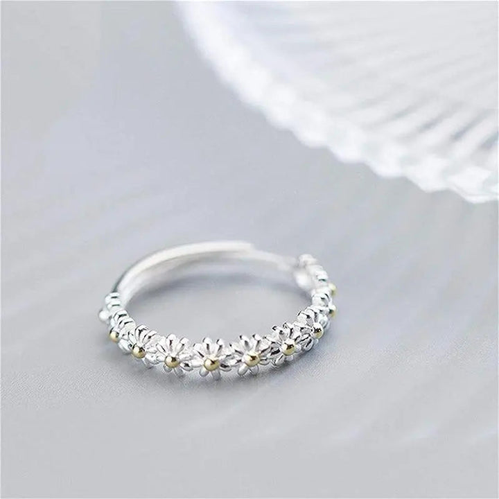 Bianca | Verstellbarer Silber Ring mit Handgemalten Enamel Gänseblümchen
