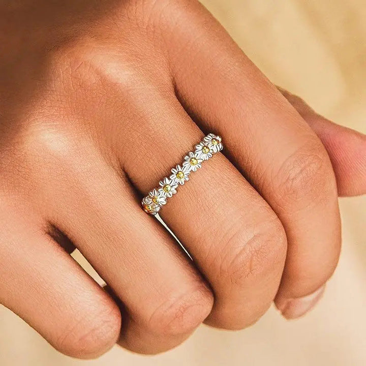 Bianca | Verstellbarer Silber Ring mit Handgemalten Enamel Gänseblümchen